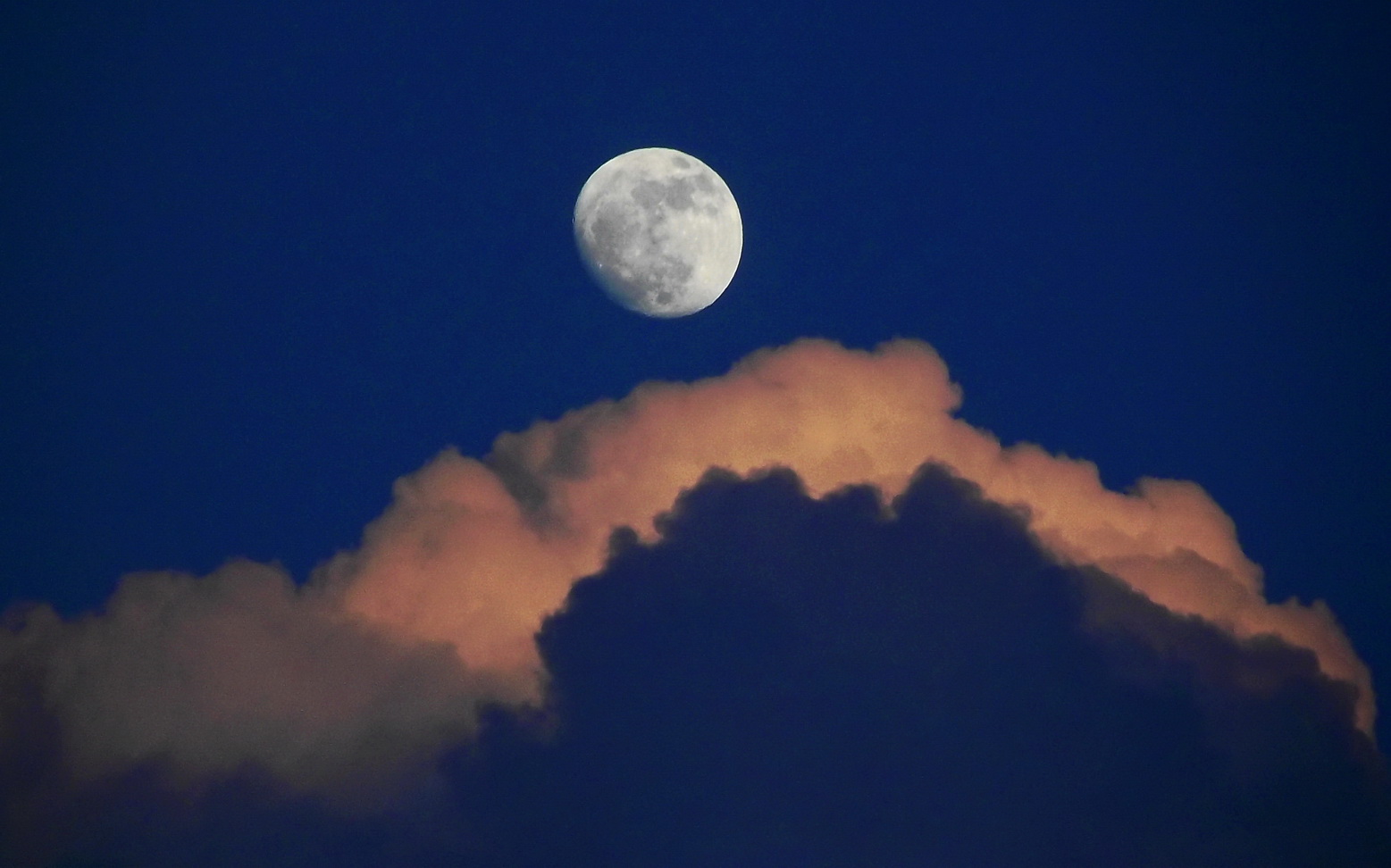 Вечернее небо облачно Луна