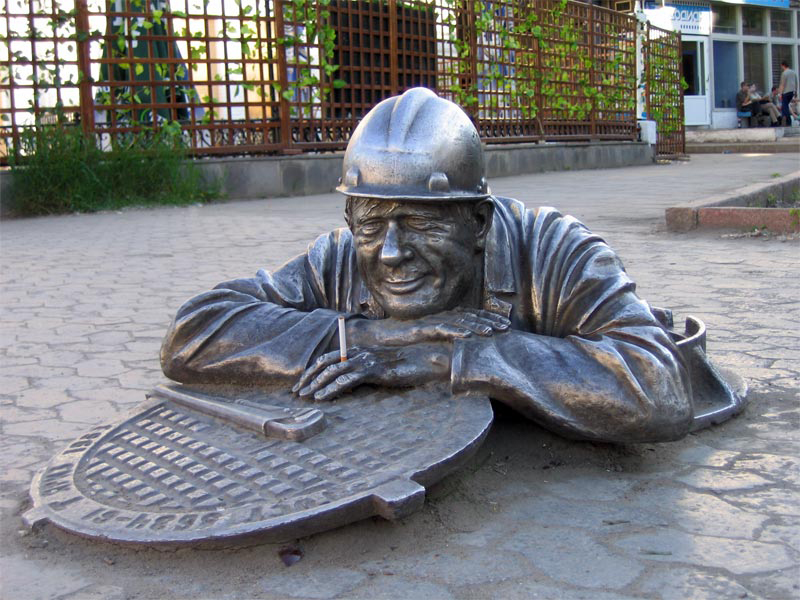 Памятник сантехнику в омске фото
