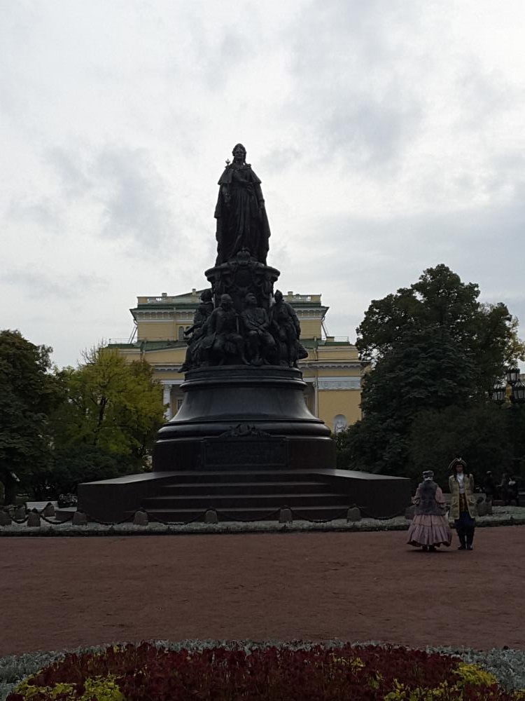 Памятник екатерине 2. Памятник Екатерине в Александрийском саду. Памятник Екатерине Ломоносов. Михайловский парк памятник Екатерине.