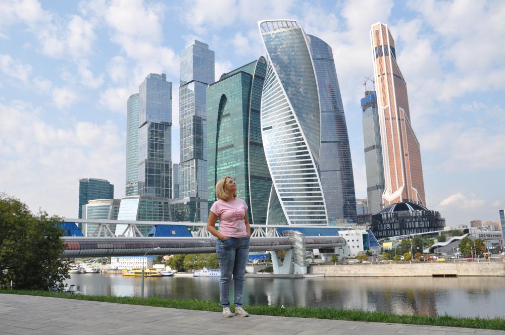 Москва сити экскурсия. Вид на Москва Сити с набережной. Москва Сити в 1996 году. Москва Сити университет рядом. Школы в Москве рядом с Москва Сити.