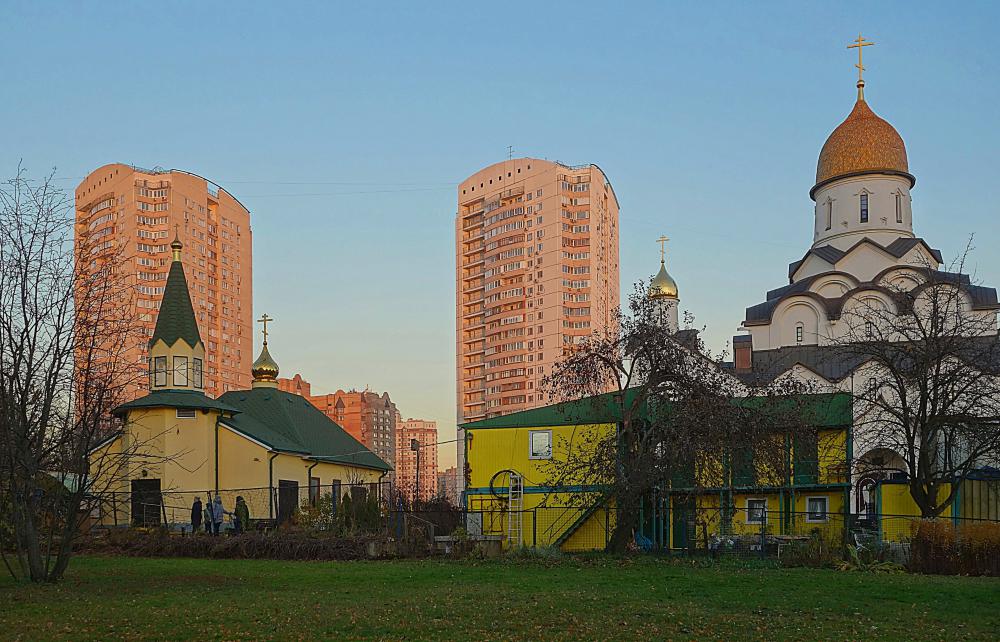 Сели москва. Олимпийская деревня Москва храм. Храм Александра Невского Олимпийская деревня. Храм в Олимпийском парке Москва. Храм у парка Олимпийская деревня.