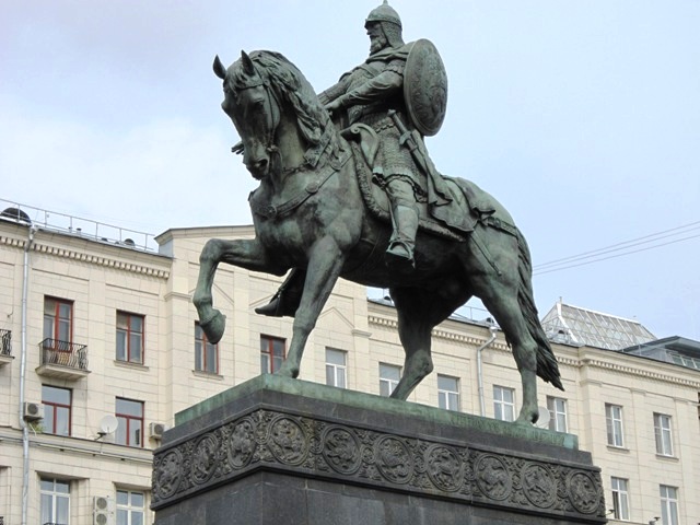 Памятник юрию долгорукому находится. Памятник Юрию Долгорукому на Тверской. Юрий Долгорукий памятники архитектуры. Князь Долгорукий скульптура. Москва памятник всадник Юрий Долгорукий.