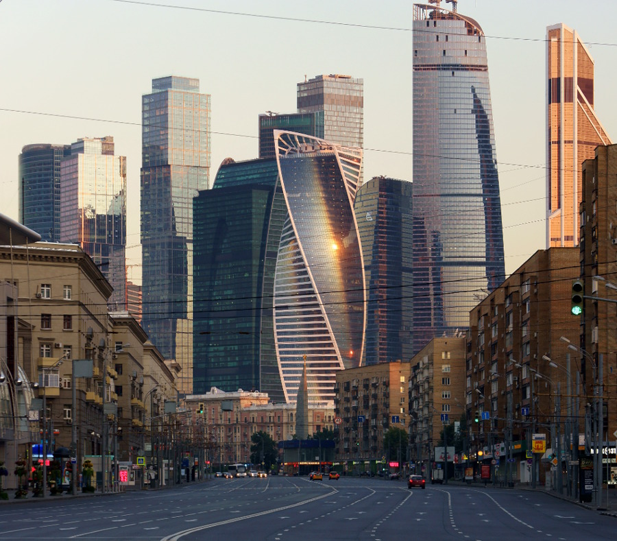 Contrast city. Москва Сити контраст. Москва Москва Сити контраст. Москва Сити и пятиэтажки. Контраст Москва Сити и хрущевки.