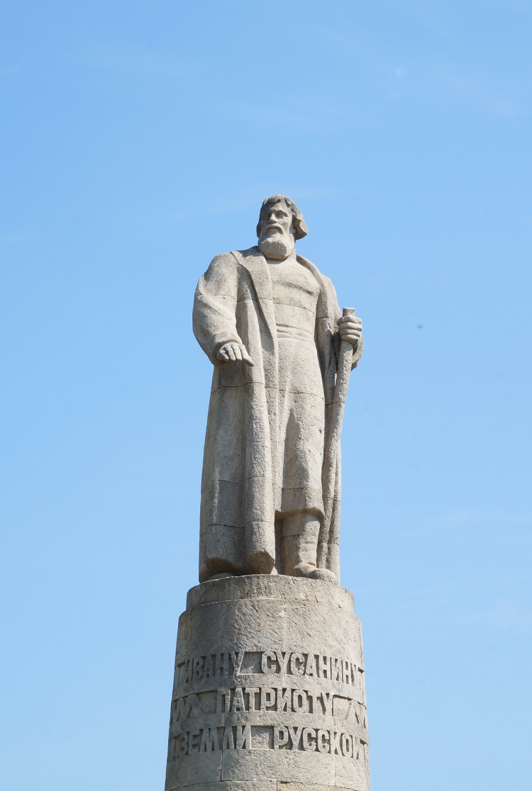 Сусанин кострома. Памятные места в Костроме памятник Ивану Сусанину. Картинка Сусанина Ивана памятник. Фотография памятника в честь Ивана Сусанина. Старый и новый памятники Ивану Сусанину поставлены в городе Костроме.