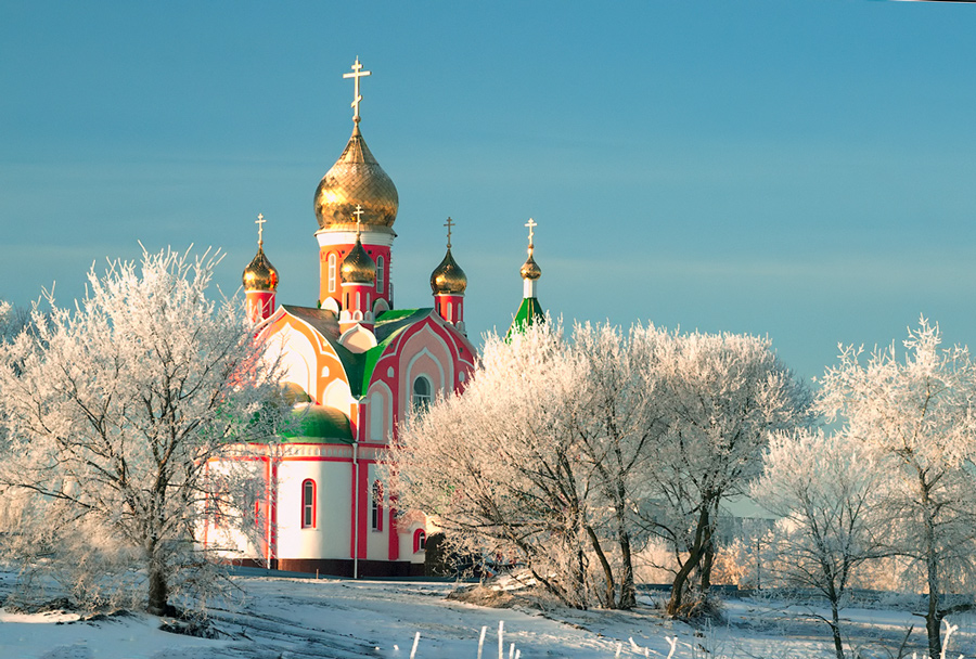 Православный храм зимой