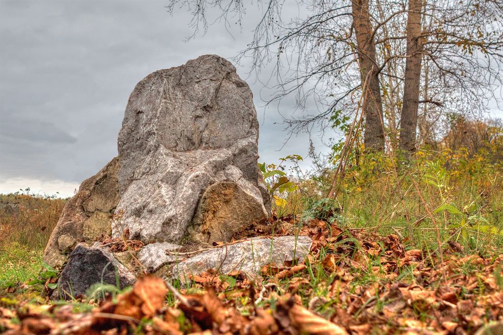 Камень на дороге картинка