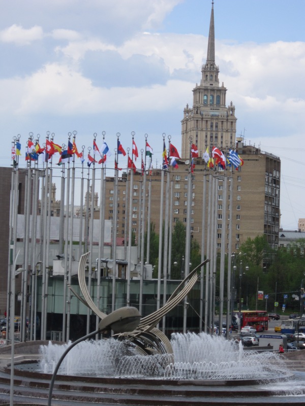 Europe moscow 3. Площадь Европы Киевский вокзал. Европейская площадь Москва. Площадь Европы в Москве флаги. Площадь Европы Москва 2021.